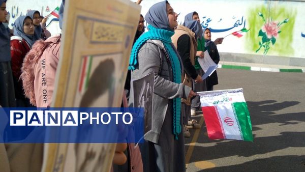 جلوه‌ای از همدلی و عشق به وطن در مدرسه والدین ۲ آناخاتون همزمان با زنگ انقلاب