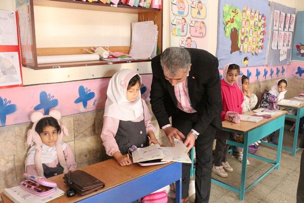 هم‌اندیشی مدیر و معلمان"دبستان گل‌های بهشت" فیروزکوه