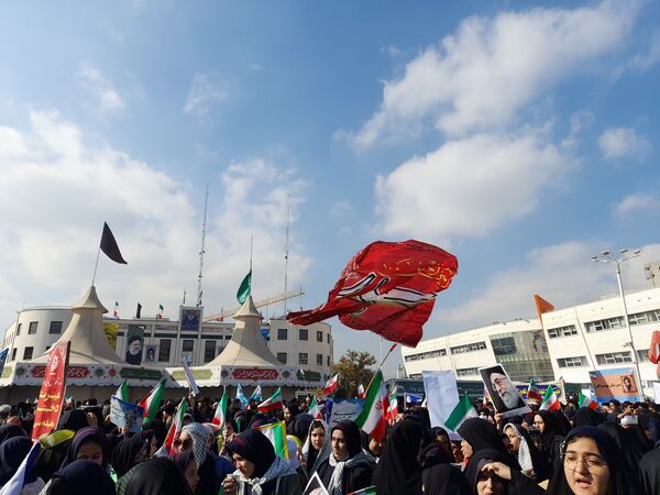طنین فریاد «مرگ بر آمریکا» در میدان شهدا با حضور دانش‌آموزان شاهد ارض‌اقدس