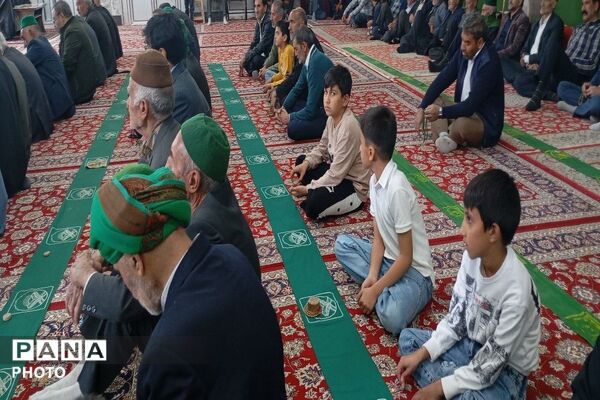 حضور دانش آموزان در دومین نماز عبادی، سیاسی جمعه ماه مبارک رمضان در شهر بار نیشابور
