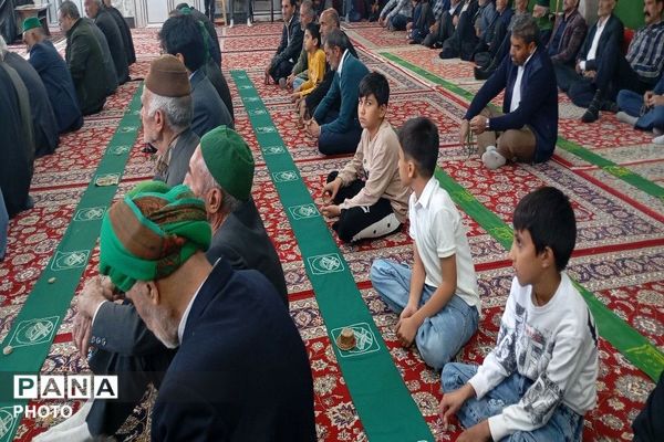 حضور دانش آموزان در دومین نماز عبادی، سیاسی جمعه ماه مبارک رمضان در شهر بار نیشابور