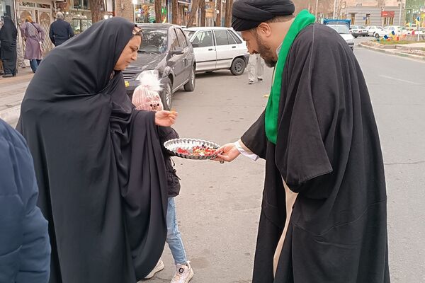 پیشوا غرق در نور نیمه شعبان