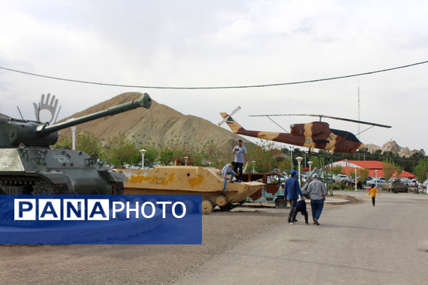 حضور گردشگران روز طبیعت در محوطه باغ‌موزه دفاع مقدس قم
