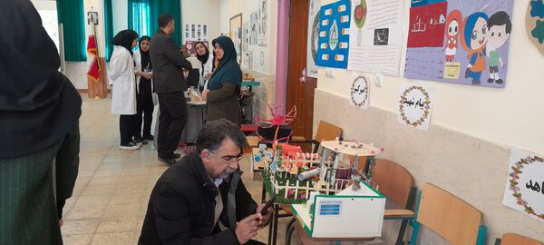 افتتاحیه نمایشگاه پژوهشی و فناورانه دبیران و دانش‌آموزان شهرستان ملارد در دبیرستان فرزانگان استعداد درخشان