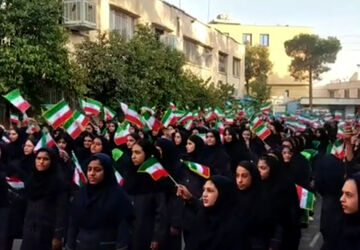 همخوانی سرود ایران در دبیرستان ستارگان ۱ ناحیه ۴شیراز 