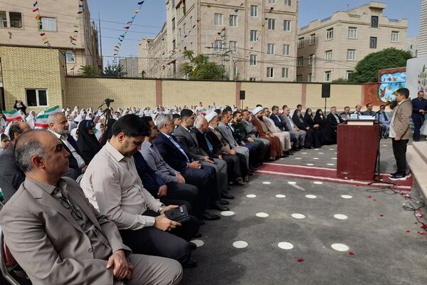 طلوع علم در مدرسه روشنگر با نغمه زنگ مهر