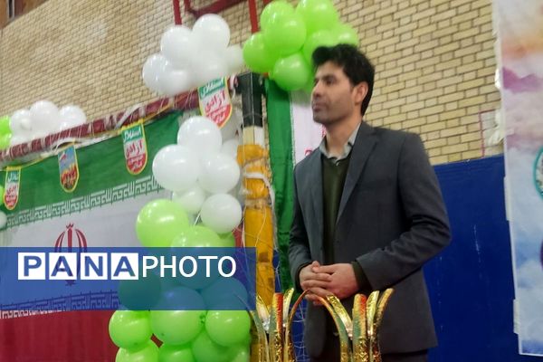 رقابت دانش‌آموزان رباط‌کریم در مسابقات بین مدرسه‌ای فوتسال