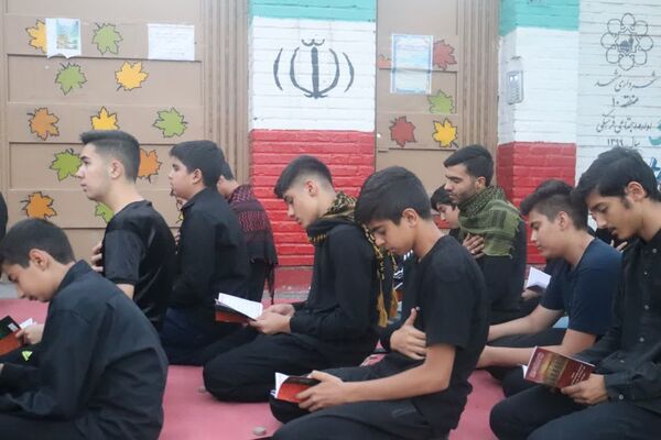 حضور پر رنگ نوجوانان در مراسم قرائت دعای زیارت عاشورا 
