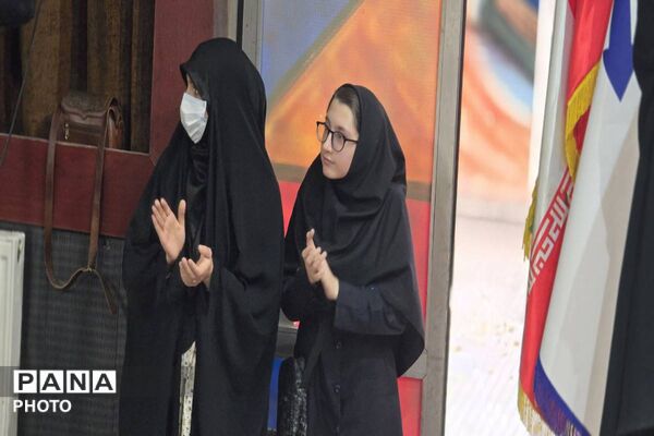 مراسم اعطای نشان سمپاد به دانش آموزان فرزانگان ورامین