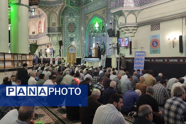 حضور مدیر آموزش و پرورش ناحیه دو شهرری در کنار دانش آموزان در نماز جمعه 