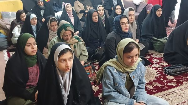 تقدیر دانش‌آموزان فعال فرهنگی‌هنری از مادرانشان با همکاری مربی در محمدشهر کرج