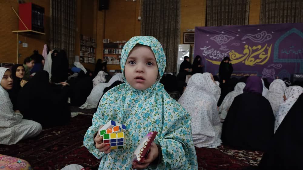 اعتکاف دانش‌آموزان دختر در مسجد امام حسین (ع) تبریز