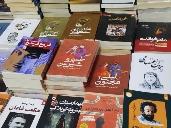 گشایش نمایشگاه کتاب در فرهنگسرای فاروج 