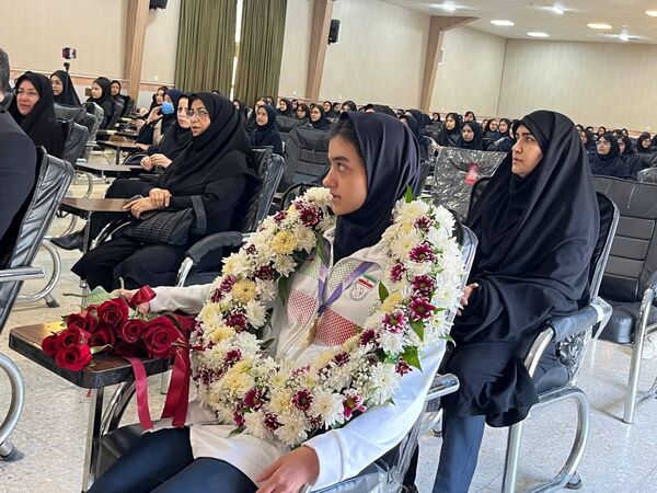 مراسم تجلیل از روشا اکبری برنده مدال طلای شطرنج مدارس جهان در شهرستان نیشابور 