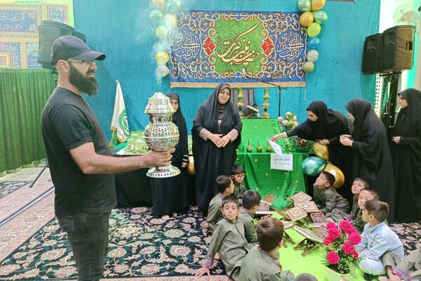جشن قرآن دانش‌آموزان دبستان دکتر اکبری باقرشهر 