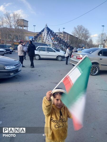 میدان انقلاب شهر سنندج، تجلی حضور خودجوش مردم در موکب شهدای فرهنگی سازمان دانش‌آموزی استان کردستان