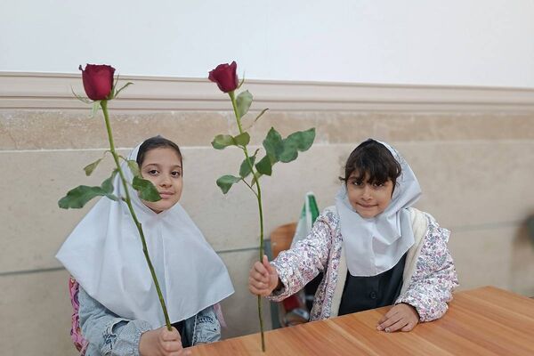 طلوع علم در مدرسه روشنگر با نغمه زنگ مهر