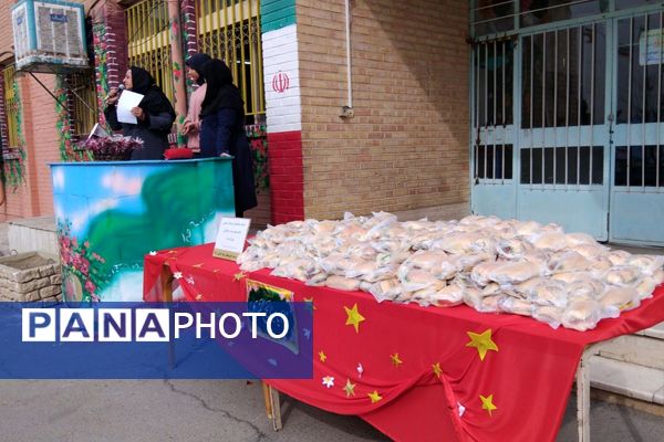 طنین شادی دانش آموزان در برپایی جشن به مناسبت سالروز ولادت امام زمان (عج)