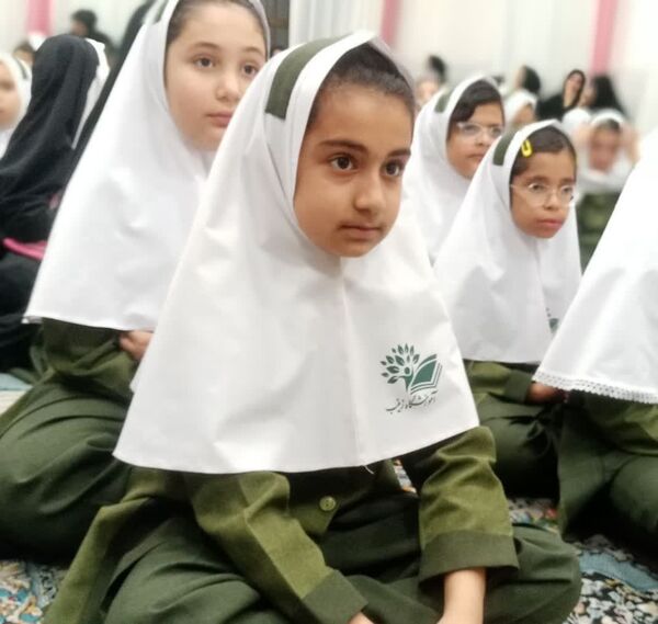 نسیم دانایی در کویر مروست: هفته کتاب و کتاب‌خوانی با شور و نشاط در مدرسه زینب(س) 