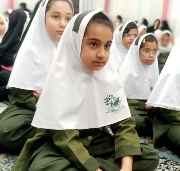 نسیم دانایی در کویر مروست: هفته کتاب و کتاب‌خوانی با شور و نشاط در مدرسه زینب(س) 
