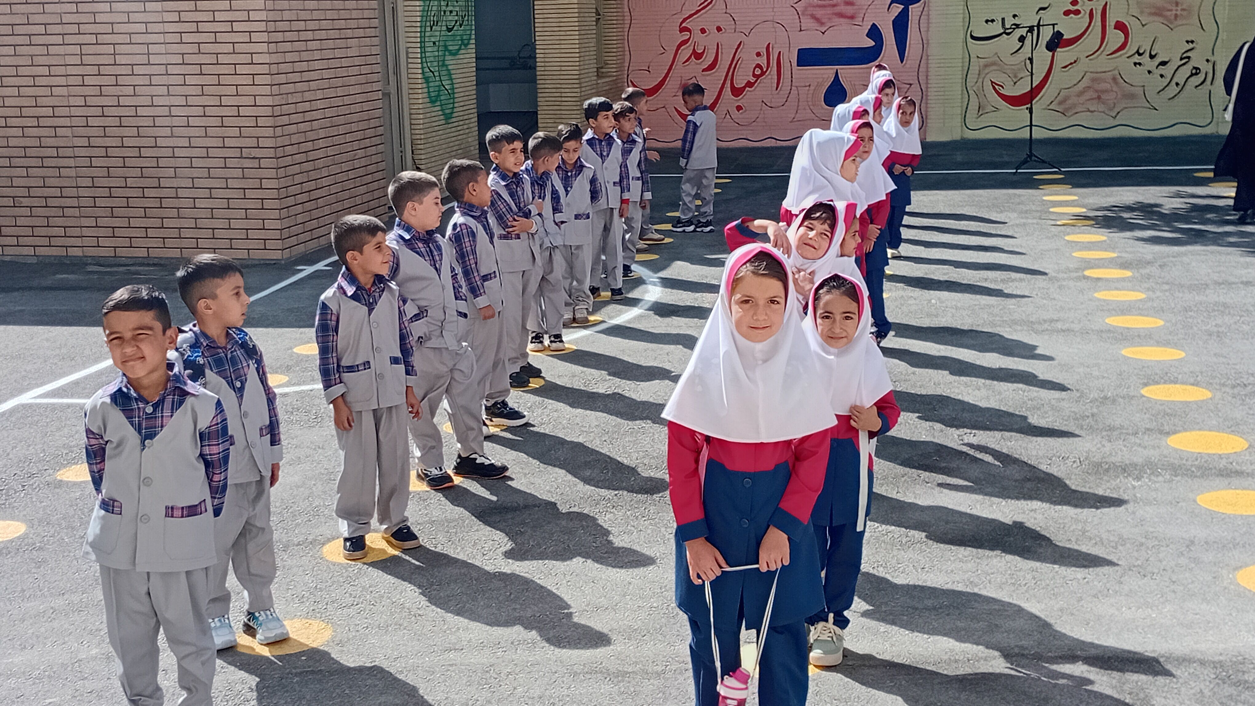شکوفه‌های مهر در مارکده؛ دبستان سردار سلیمانی میزبان جشن جوانه‌ها