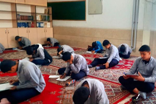   برگزاری امتحانات در دبیرستان هیات امنایی رازی 