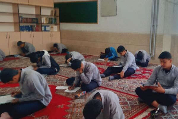   برگزاری امتحانات در دبیرستان هیات امنایی رازی 