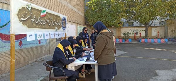 برگزاری انتخابات شورای دانش‌آموزی در مدرسه شاهد آمنه