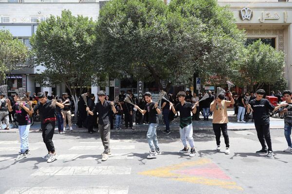 رود اشک و عشق در مسیر حرم همزمان با شکوه عزاداری هیئات‌ در خیابان‌های مشهد