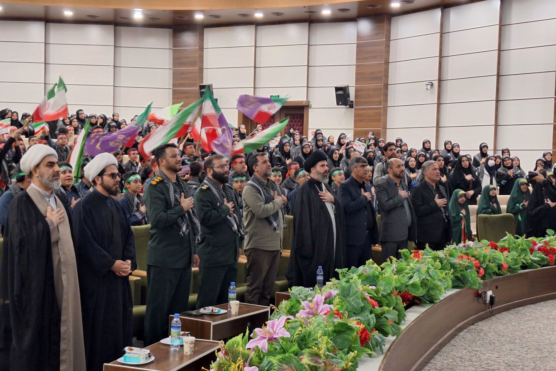 اجتماع بزرگ دانش آموزان بسیجی پردیس در گرامیداشت شهدای دانش آموز