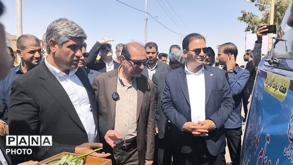 آیین بهره‌برداری همزمان از پروژه‌های شرکت توزیع برق ، بنیاد مسکن و شهرداری طبس