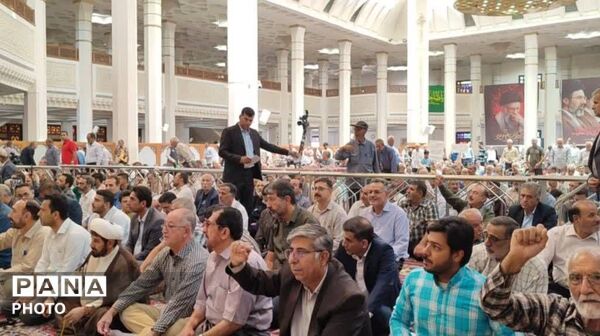 اجتماع فرهنگیان در آستانه بازگشایی مدارس در نماز جمعه شیراز