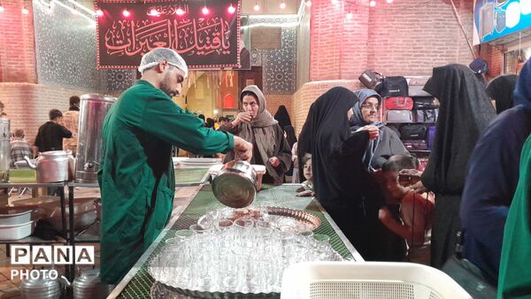 قاب پانا میزبان چای، چایخانه حضرت زهرا (س) در صد و چهل و چهارمین شب 