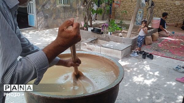 برپایی دیگ نذری حضرت زینب (س) در  روستای فدافن 