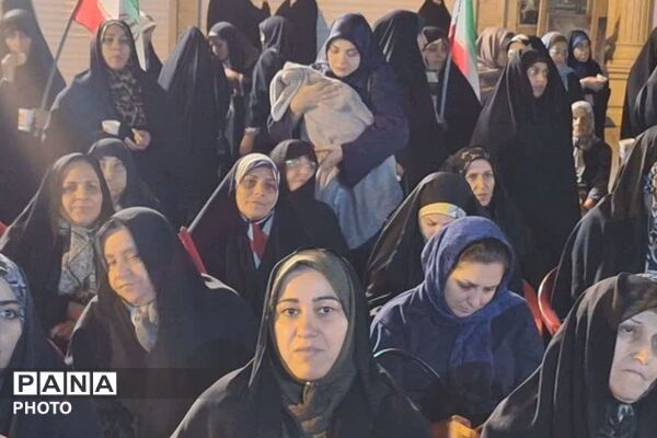 تجلیل مردمی از حماسه دفاع مقدس در فیروزکوه؛ حضور گسترده در سومین یادواره شهید گمنام