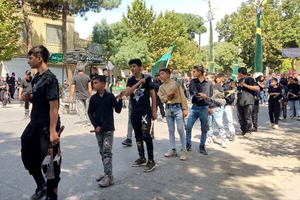 عزاداری ظهر  عاشورا در خیابان‌های شهر نیشابور 
