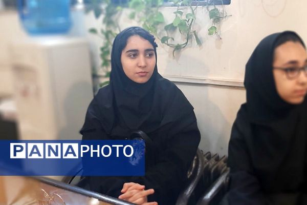 جلسه مدیر با دانش آموزان منتخب پژوهشسرا در دبیرستان شهدای هسته ای قرچک