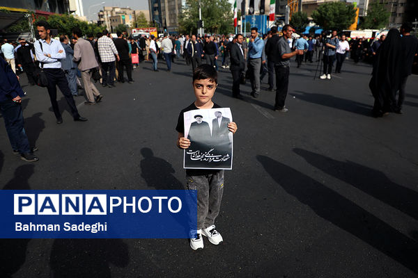 اجتماع مردم تهران در میدان ولیعصر (عج)