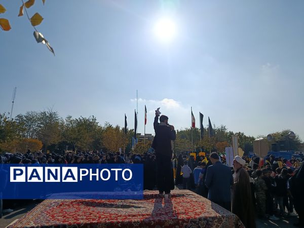 حضور دانش آموزان و آحاد مردم شریف منطقه رضویه در راهپیمایی 13آبان