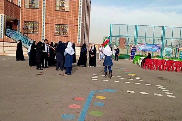 افتتاح زمین چمن مصنوعی آموزشگاه دخترانه شاهد فرهنگ همزمان با جشن ۲۲ بهمن