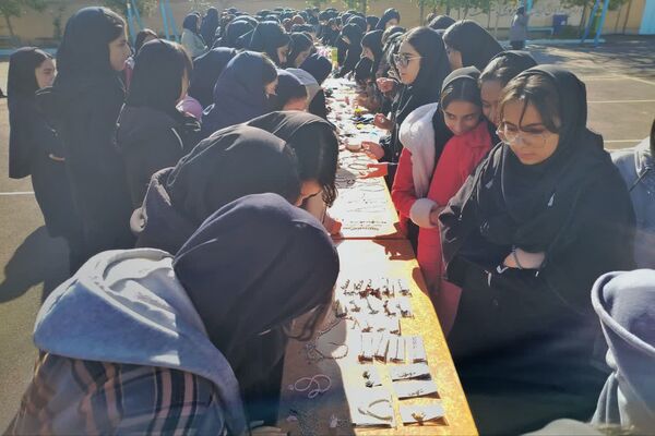بازارچه نوروزی در هنرستان مرضیه 