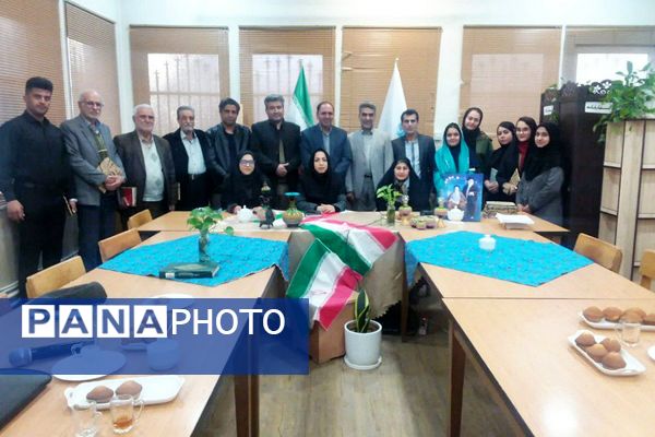 پرتو فجر در کتابخانه پانزده خرداد درخشید؛ عصر شعر انقلاب با حضور شاعران و فرهیختگان