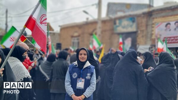حضور گسترده مردم نظرکهریزی در مراسمی بارانی بیعت با رهبر و شهدا
