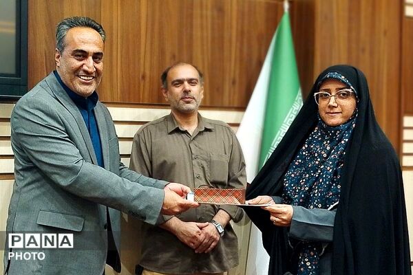 مراسم تجلیل از معاونین پرورشی مقطع متوسطه ناحیه دو شهرری 