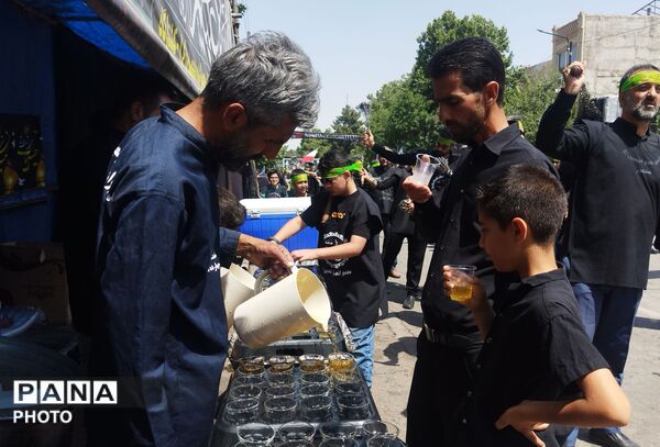 خیابان امام در روز تاسوعای حسینی حال و هوای دیگری میدهد 