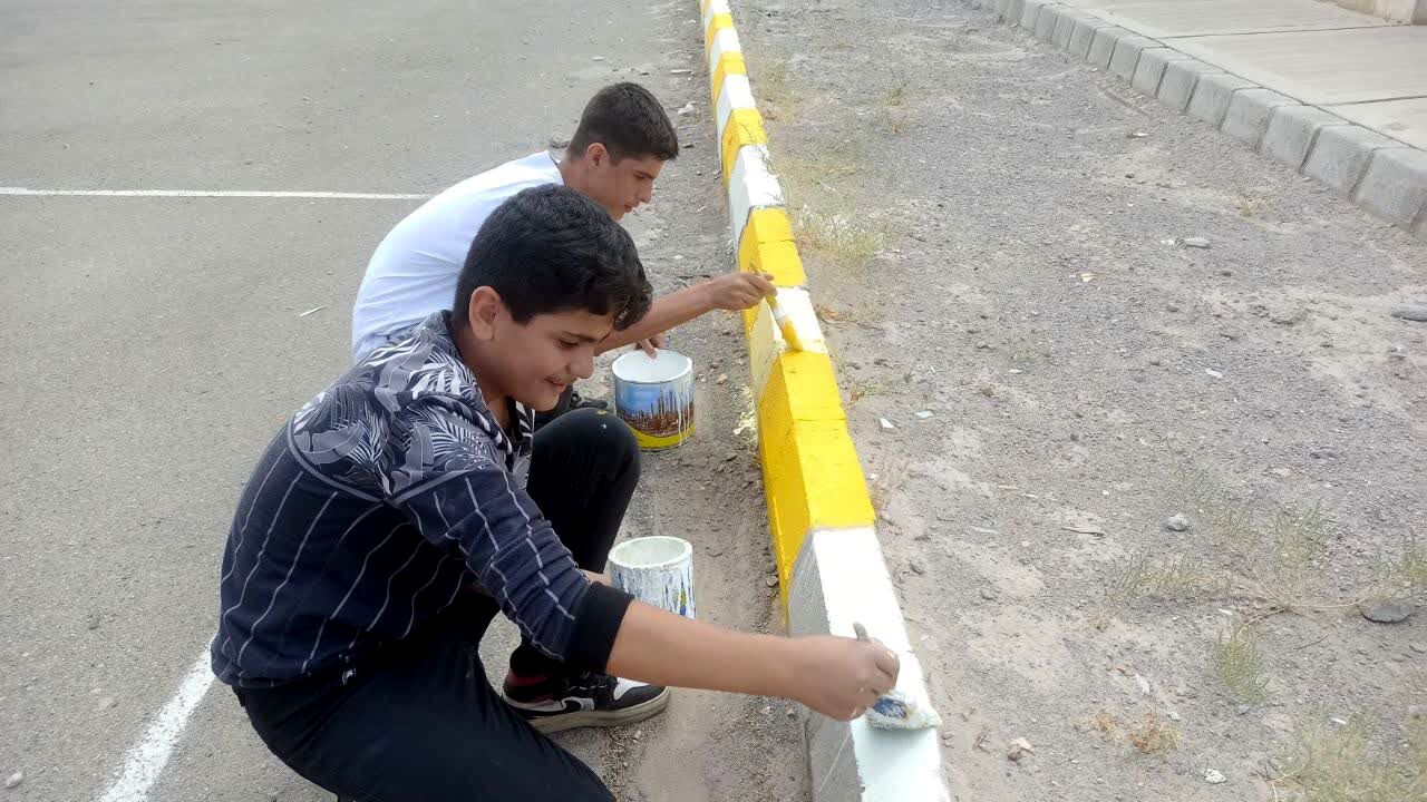 همت جهادی دانش‌آموزان سهندی در آماده‌سازی مدرسه