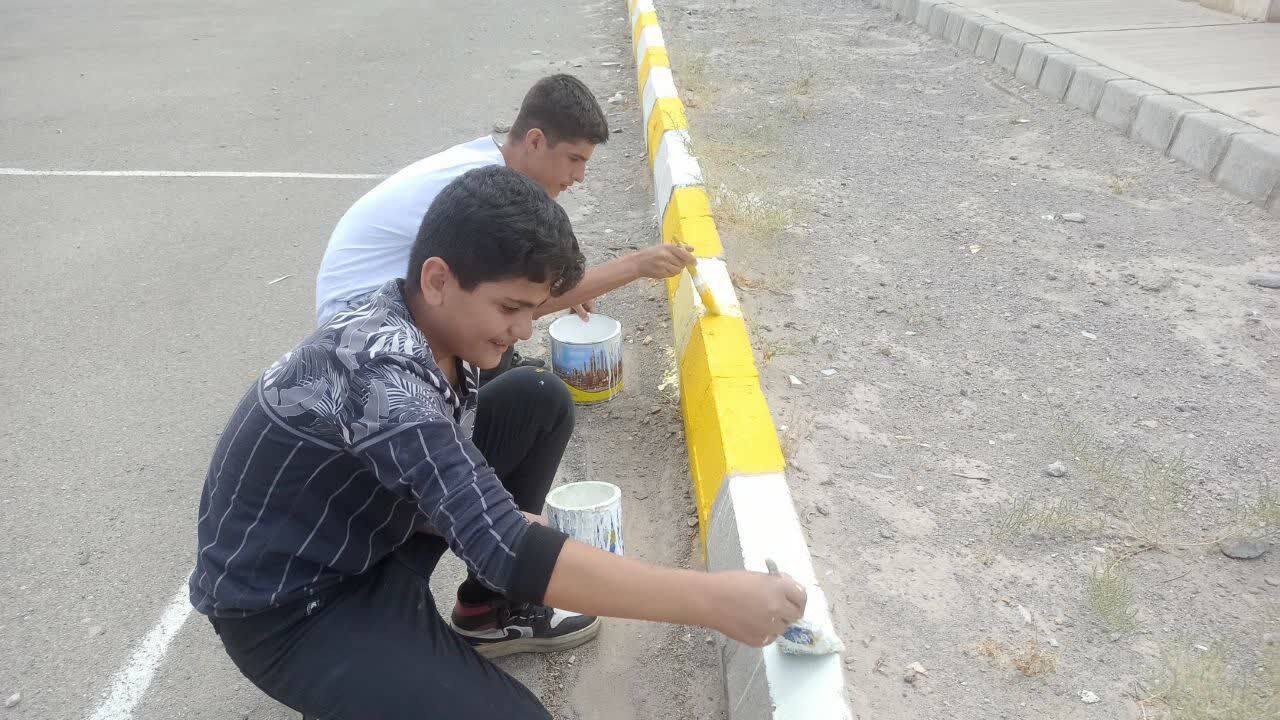 همت جهادی دانش‌آموزان سهندی در آماده‌سازی مدرسه