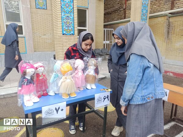 بازارچه کسب و کار دانش آموزی در دبیرستان دخترانه۱۳آبان 