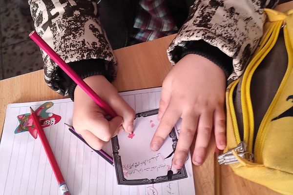 اجرای طرح «لاله‌های روشن» در دبستان شهید نوروزعلی حسینی