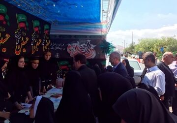دکلمه‌خوانی دانش‌آموز پیرانشهری برای زائران اربعین در موکب مرز تمرچین